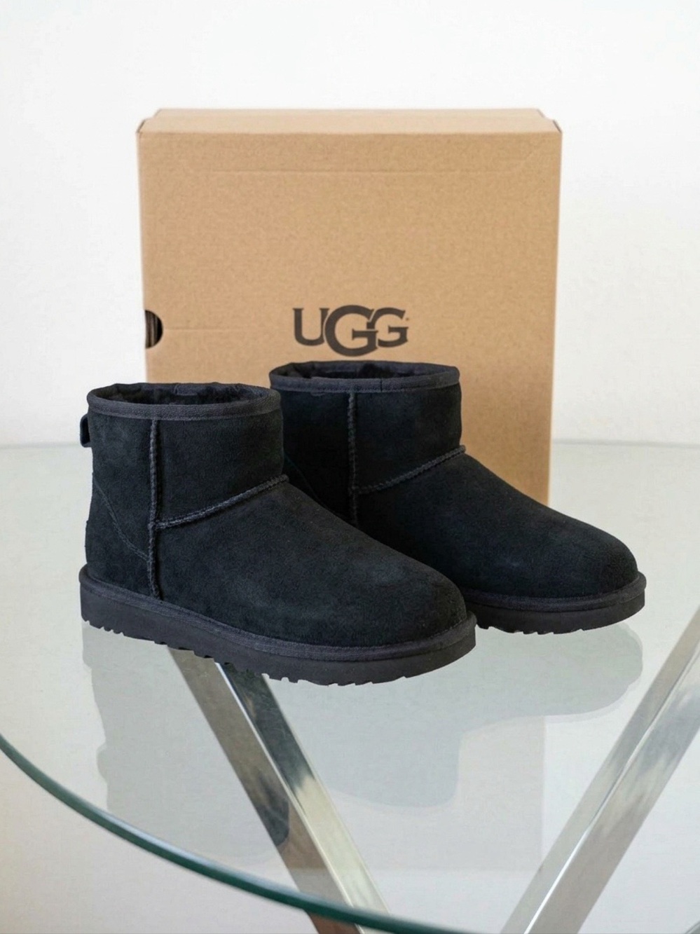 UGG Short Classic Mini Boots in Black